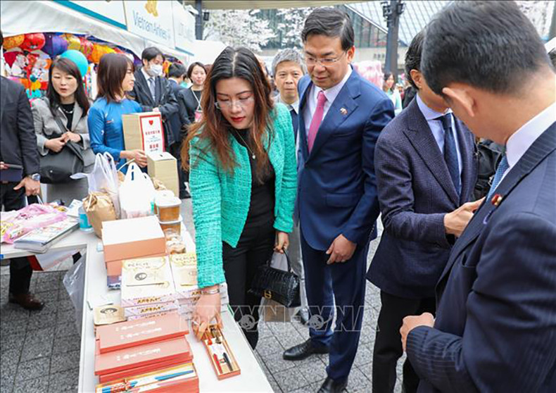 Делегаты посещают стенд префектуры Исикава. Фото: ВИА Делегаты посещают стенд префектуры Исикава. Фото: ВИА
