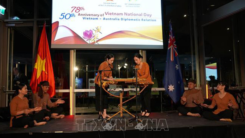 Выступление на традиционном музыкальном инструменте. Фото: ВИА Выступление на традиционном музыкальном инструменте. Фото: ВИА