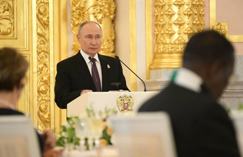 Президент Российской Федерации Владимир Путин выступает на мероприятии. Фото: Kremlin.ru Президент Российской Федерации Владимир Путин выступает на мероприятии. Фото: Kremlin.ru