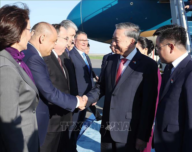 Должностные лица Казахстана приветствуют Генерального секретаря ЦК КПВ То Лама. Фото: ВИА Должностные лица Казахстана приветствуют Генерального секретаря ЦК КПВ То Лама. Фото: ВИА