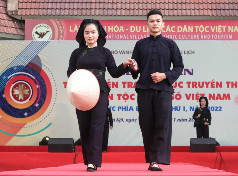 Костюмы народности Таи для мужчин и женщин. Костюмы народности Таи для мужчин и женщин.