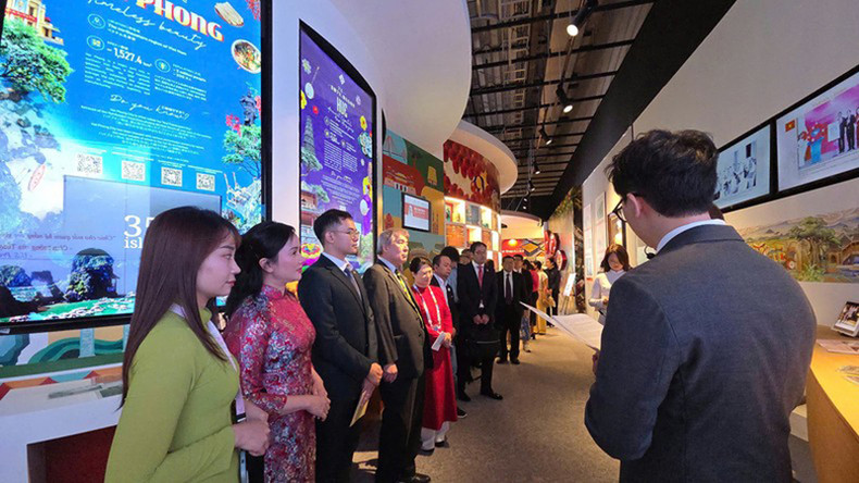 Делегаты посещают выставку. Делегаты посещают выставку.