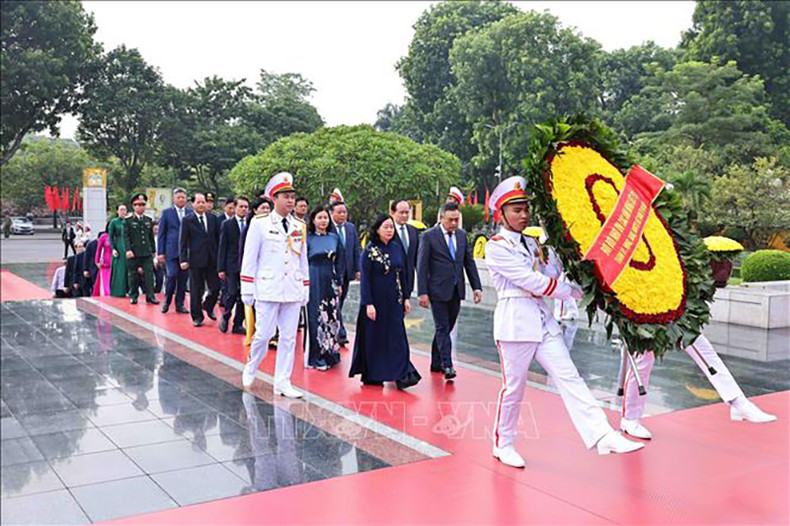 Делегация Парткома, Народного совета, Народного комитета, Комитета ОФВ г. Ханоя. Фото: ВИА