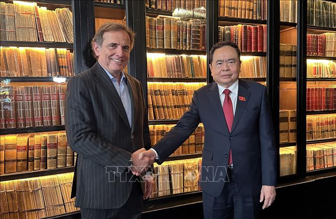 Постоянный зампредседателя НС Чан Тхань Ман и почетный консул Вьетнама в Барселоне Пау Гуарданс Камбо. Фото: ВИА Постоянный зампредседателя НС Чан Тхань Ман и почетный консул Вьетнама в Барселоне Пау Гуарданс Камбо. Фото: ВИА