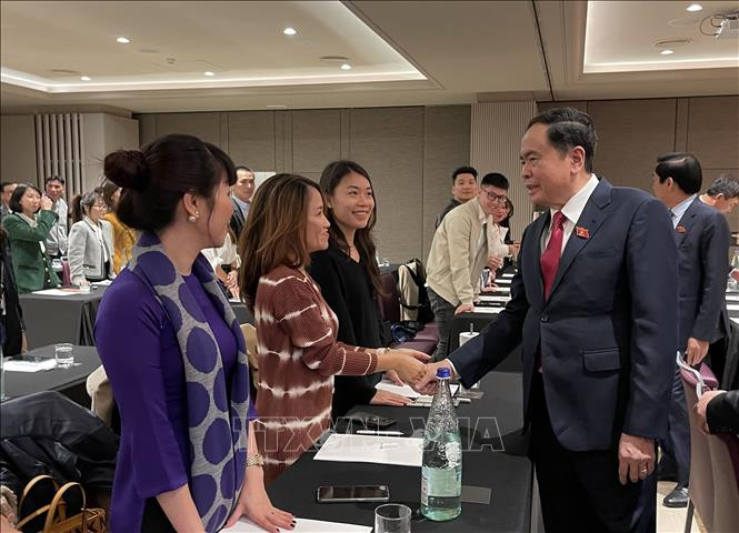 Постоянный зампредседателя НС Чан Тхань Ман встречается с представителями сообщества вьетнамцев. Фото: ВИА Постоянный зампредседателя НС Чан Тхань Ман встречается с представителями сообщества вьетнамцев. Фото: ВИА