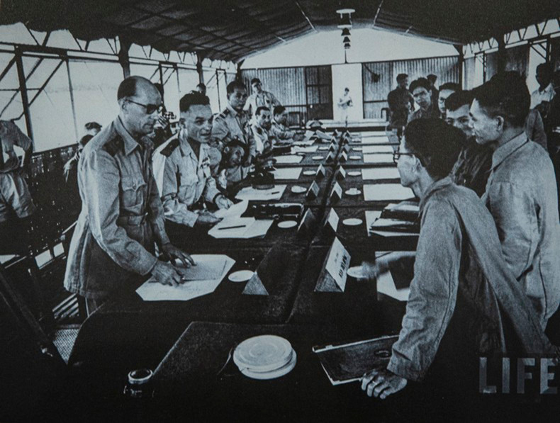 Общий вид открытия военной конференции Чуннжа, 4 июля 1954 года. Военная конференция Чунгжа (с 4 по 27 июля 1954 г.) была проведена с участием военных делегаций Главного командования Вьетнамской народной армии и Командования французских экспедиционных сил с целью обсуждения военных вопросов, поднятых на Женевской конференции, и определения мер по выполнению решений Женевской конференции, включая вопросы военнопленных, осуществления прекращения огня и демаркационной линии. Общий вид открытия военной конференции Чуннжа, 4 июля 1954 года. Военная конференция Чунгжа (с 4 по 27 июля 1954 г.) была проведена с участием военных делегаций Главного командования Вьетнамской народной армии и Командования французских экспедиционных сил с целью обсуждения военных вопросов, поднятых на Женевской конференции, и определения мер по выполнению решений Женевской конференции, включая вопросы военнопленных, осуществления прекращения огня и демаркационной линии.