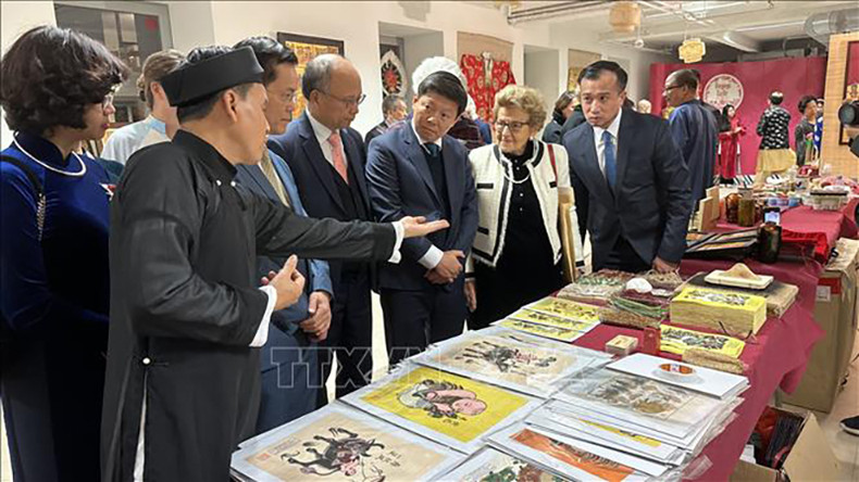 Знакомство с лубочными картинками Донгхо. Фото: ВИА Знакомство с лубочными картинками Донгхо. Фото: ВИА