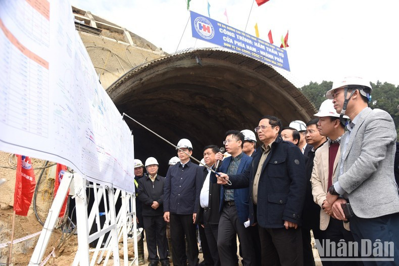 Премьер-министр Фам Минь Тьинь осматривает ход строительства туннеля Тханву. Фото: Чан Хай