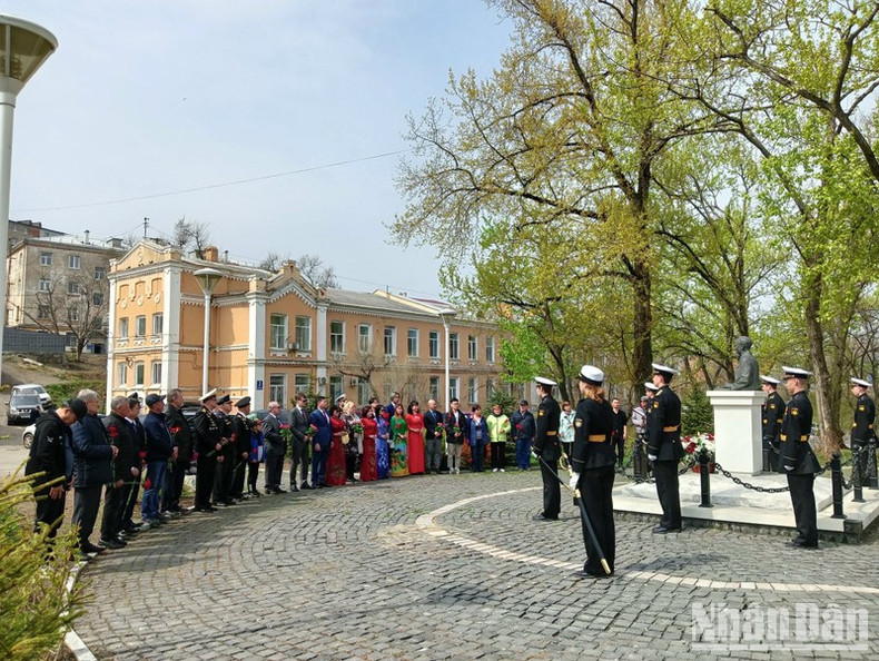 Делегаты возлагают цветы к памятнику Хо Ши Мину в сквере на улице Борисенко. Делегаты возлагают цветы к памятнику Хо Ши Мину в сквере на улице Борисенко.