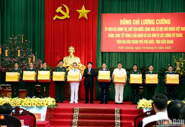 Президент Лыонг Кыонг вручает подарки подразделениям вооруженных сил. Президент Лыонг Кыонг вручает подарки подразделениям вооруженных сил.