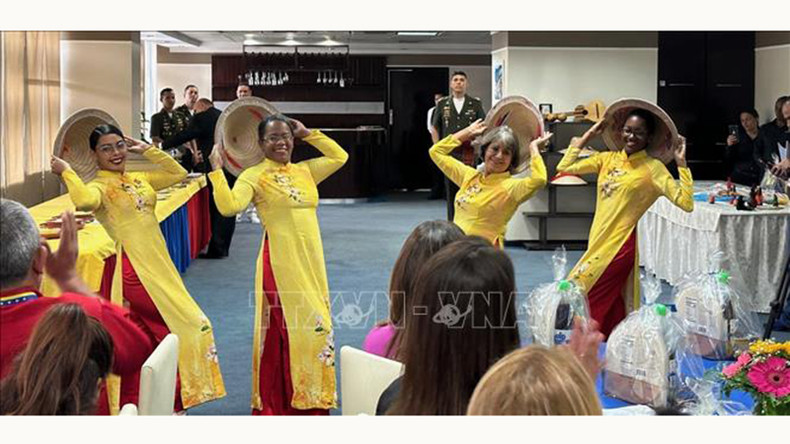 Исполнение танца с конусообразными шляпами. Фото: ВИА Исполнение танца с конусообразными шляпами. Фото: ВИА