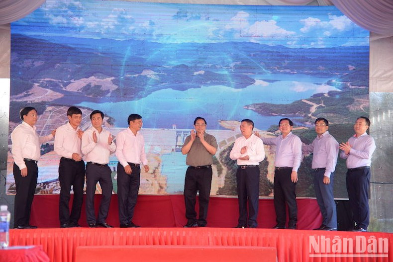 Премьер-министр Фам Минь Тьинь и делегаты на церемонии открытия водохранилища Донгмит. Премьер-министр Фам Минь Тьинь и делегаты на церемонии открытия водохранилища Донгмит.