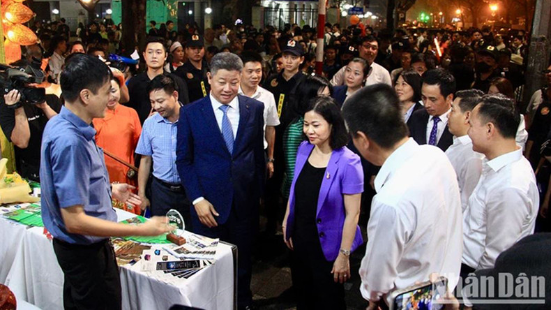 Делегаты посещают стенд на Фестивале. Делегаты посещают стенд на Фестивале.