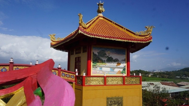 На каждой картине написаны стихи.