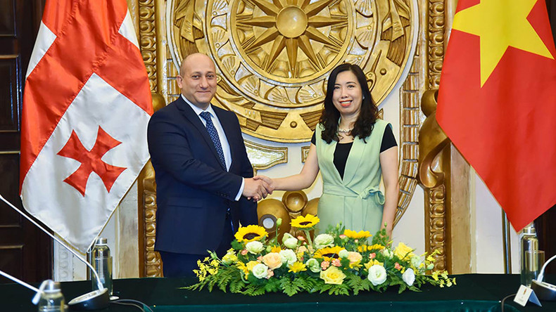 Замминистра иностранных дел Вьетнама Ле Тхи Тху Ханг (справа) и замминистра иностранных дел Грузии Александр Хвтисиашвили. Фото: МИД Вьетнама Замминистра иностранных дел Вьетнама Ле Тхи Тху Ханг (справа) и замминистра иностранных дел Грузии Александр Хвтисиашвили. Фото: МИД Вьетнама