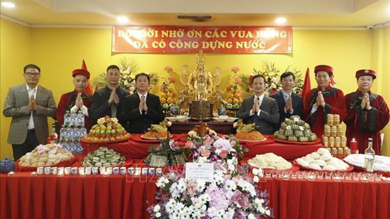 Представители Посольства Вьетнама в России и Общества земляков Виньфу воскуряют благовония в память о королях Хунгах. Фото: ВИА