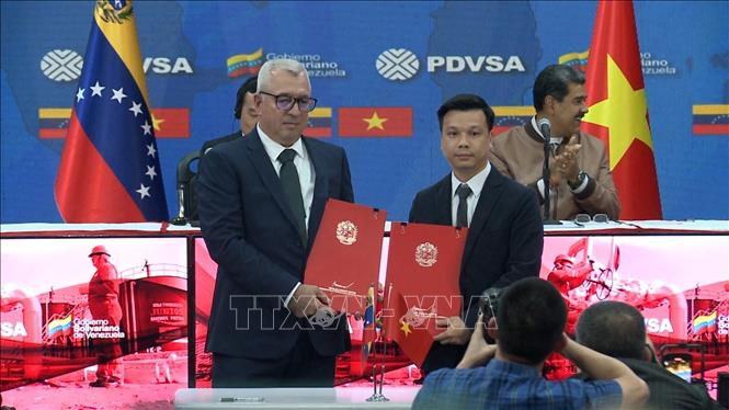 Церемония подписания документов о сотрудничестве между министерствами, ведомтствами и предприятиями двух стран. Фото: ВИА