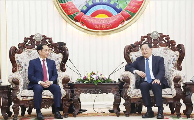 Вице-премьер, Министр иностранных дел Буй Тхань Шон и Премьер-министр Сонесай Сипхандон. Фото: ВИА Вице-премьер, Министр иностранных дел Буй Тхань Шон и Премьер-министр Сонесай Сипхандон. Фото: ВИА