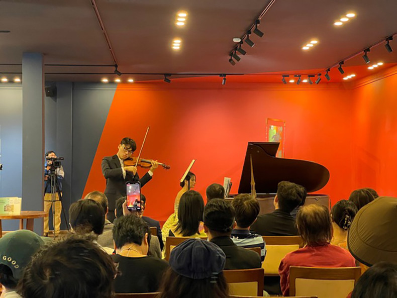 Концерт, посвященный открытию выставки «Диалог по времени». Фото: thethaovanhoa.vn Концерт, посвященный открытию выставки «Диалог по времени». Фото: thethaovanhoa.vn