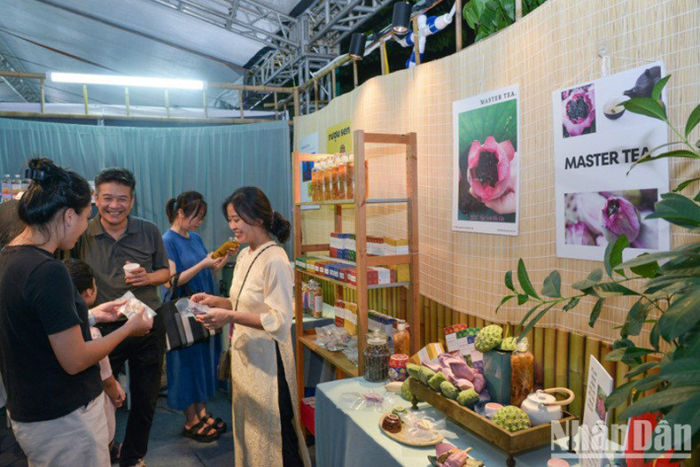 Г-жа Тяу Жанг, одна из тех, кто занимается ароматизацией чая лотосом Тэйхо, сказала, что ароматизация чая лотосом – давнее традиционное ремесло жителей района Западного озера в Ханое. Чай с ароматом лотоса Западного озера, особенно лотоса Дамчи, любят не только за его чистый аромат, которого больше нигде нет, но и за красоту лотоса. Фото: Тхэ Дай Г-жа Тяу Жанг, одна из тех, кто занимается ароматизацией чая лотосом Тэйхо, сказала, что ароматизация чая лотосом – давнее традиционное ремесло жителей района Западного озера в Ханое. Чай с ароматом лотоса Западного озера, особенно лотоса Дамчи, любят не только за его чистый аромат, которого больше нигде нет, но и за красоту лотоса. Фото: Тхэ Дай