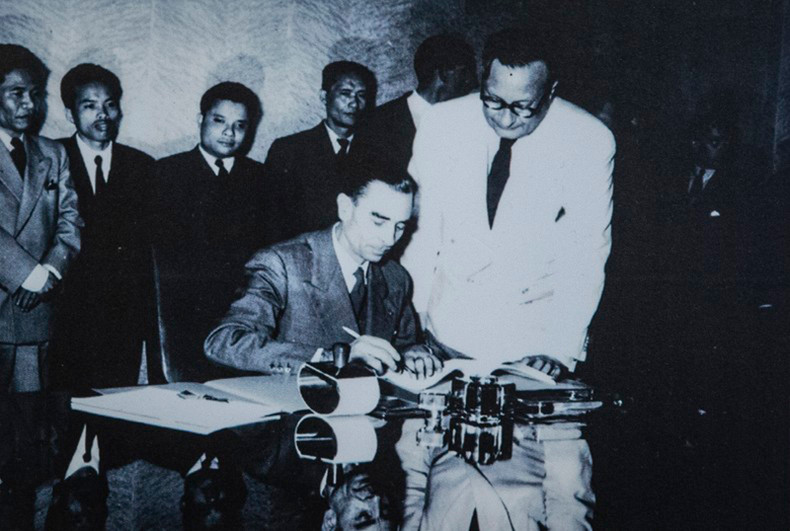 Представитель Правительства Франции Анри Дельтей подписывает Женевские соглашения о прекращении военных действий во Вьетнаме. Представитель Правительства Франции Анри Дельтей подписывает Женевские соглашения о прекращении военных действий во Вьетнаме.