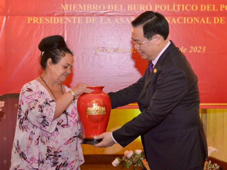 Председатель НС Выонг Динь Хюэ вручает подарок руководителям ICAP. Фото: ВИА Председатель НС Выонг Динь Хюэ вручает подарок руководителям ICAP. Фото: ВИА