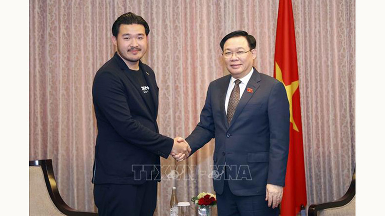 Председатель НС Выонг Динь Хюэ и старший зампредседателя корпорации Modena Майкл Джижар. Фото: ВИА Председатель НС Выонг Динь Хюэ и старший зампредседателя корпорации Modena Майкл Джижар. Фото: ВИА