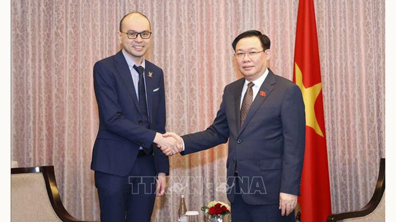 Председатель НС Выонг Динь Хюэ и сооснователь корпорации Traveloka Альберт. Фото: ВИА Председатель НС Выонг Динь Хюэ и сооснователь корпорации Traveloka Альберт. Фото: ВИА