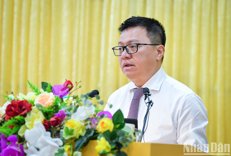 Главный редактор газеты «Нянзан» Ле Куок Минь выступает на семинаре.