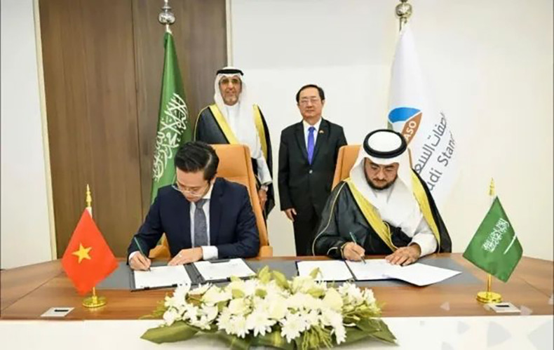 Представители STAMEQ и SASO подписывают соглашение о техническом сотрудничестве.