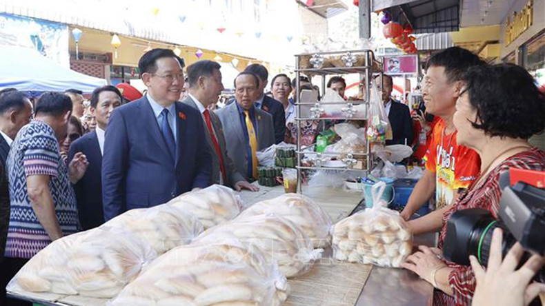 Председатель НС Выонг Динь Хюэ посещает Вьетнамский квартал. Фото: ВИА Председатель НС Выонг Динь Хюэ посещает Вьетнамский квартал. Фото: ВИА