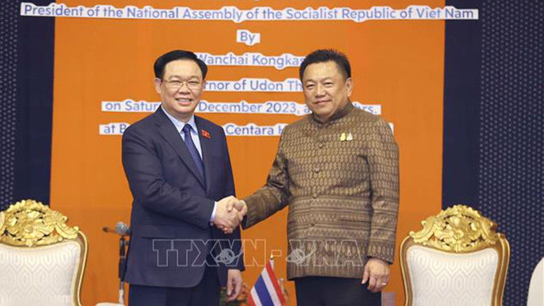 Председатель НС Выонг Динь Хюэ и губернатор провинции Удонтхани Ванчай Конгкасем. Фото: ВИА Председатель НС Выонг Динь Хюэ и губернатор провинции Удонтхани Ванчай Конгкасем. Фото: ВИА