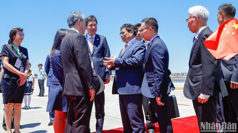 Представители руководителей китайской стороны встречают Премьер-министра Фам Минь Тьиня в аэропорту. Представители руководителей китайской стороны встречают Премьер-министра Фам Минь Тьиня в аэропорту.