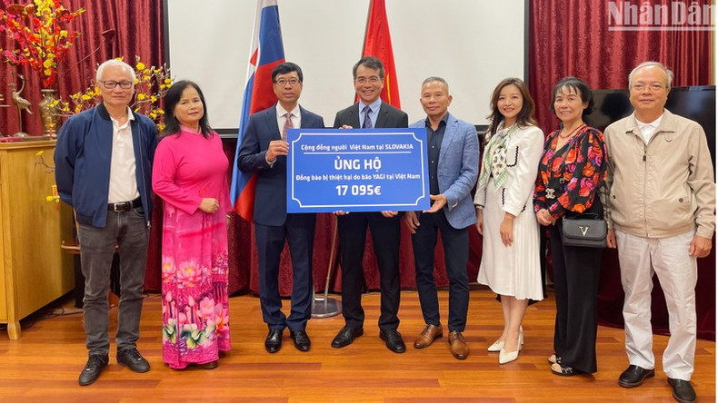 Временный поверенный в делах Нгуен Нгок Ань получает пожертвования от сообщества вьетнамцев в Словакии. Временный поверенный в делах Нгуен Нгок Ань получает пожертвования от сообщества вьетнамцев в Словакии.