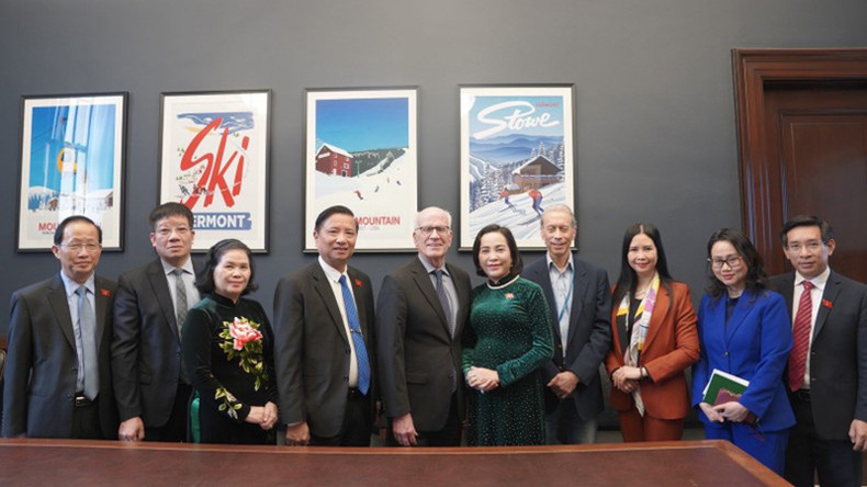 Зампредседателя НС Нгуен Тхи Тхань и сенатор Питер Уэлч.