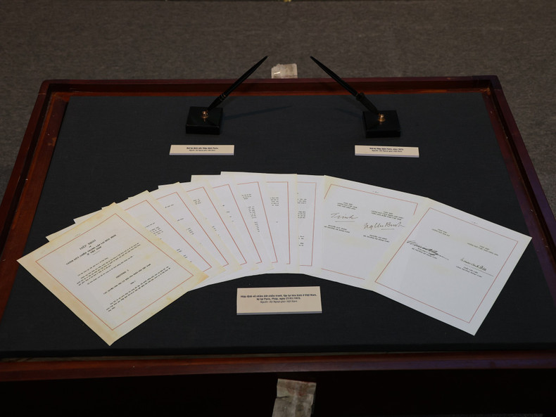 Перьевая ручка для подписания Договора о Парижских соглашениях, перьевая ручка для подписания Парижских соглашений в 1973 году и Парижские соглашения о прекращении войны и восстановлении мира во Вьетнаме, подписанные в Париже, Франция, 27 января 1973 года. Фото: III Национальный архивный центр Перьевая ручка для подписания Договора о Парижских соглашениях, перьевая ручка для подписания Парижских соглашений в 1973 году и Парижские соглашения о прекращении войны и восстановлении мира во Вьетнаме, подписанные в Париже, Франция, 27 января 1973 года. Фото: III Национальный архивный центр