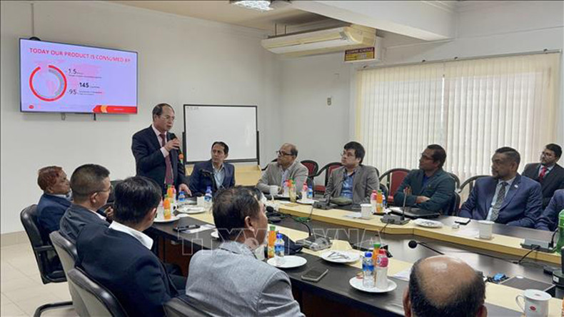 Посол Нгуен Мань Кыонг выступает на беседе в округе Хабигандж. Фото: ВИА Посол Нгуен Мань Кыонг выступает на беседе в округе Хабигандж. Фото: ВИА