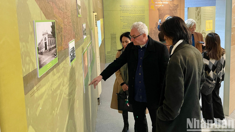 Выставка привлекает внимание не только многочисленных жителей Намдиня, но и иностранных туристов.