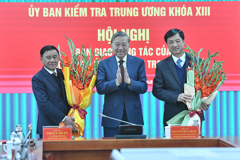 Генеральный секретарь ЦК КПВ То Лам вручает цветы товарищам Чан Кам Ту и Нгуен Зюи Нгоку. Фото: Данг Кхоа Генеральный секретарь ЦК КПВ То Лам вручает цветы товарищам Чан Кам Ту и Нгуен Зюи Нгоку. Фото: Данг Кхоа