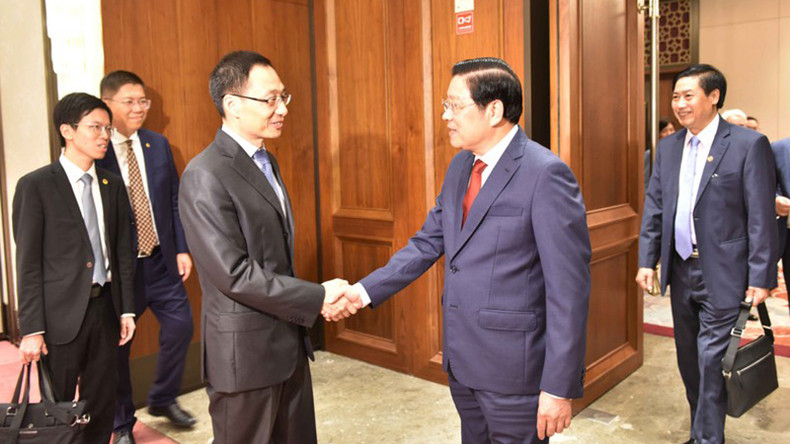 Товарищ Фан Динь Чак встречается с товарищем Цуй Юнхуэем. Товарищ Фан Динь Чак встречается с товарищем Цуй Юнхуэем.