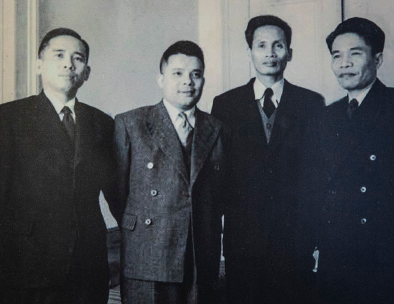 Делегация Демократической Республики Вьетнам на Женевской конференции (слева направо): Замминистра юстиции Чан Конг Тыонг, Министр промышленности и торговли Фан Ань, Вице-премьер, и.о. Министра иностраных дел Фам Ван Донг, Замминистра обороны Та Куанг Быу. Делегация Демократической Республики Вьетнам на Женевской конференции (слева направо): Замминистра юстиции Чан Конг Тыонг, Министр промышленности и торговли Фан Ань, Вице-премьер, и.о. Министра иностраных дел Фам Ван Донг, Замминистра обороны Та Куанг Быу.