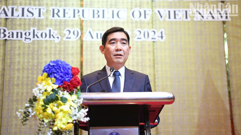 Посол Фам Вьет Хунг выражает благодарность международным друзьям и партнерам. Фото: Динь Чыонг Посол Фам Вьет Хунг выражает благодарность международным друзьям и партнерам. Фото: Динь Чыонг