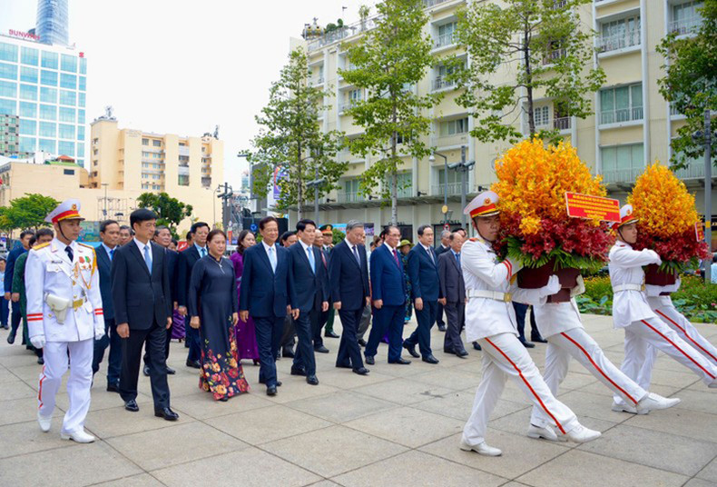 Руководители Партии и Государства чтят память Президента Хо Ши Мина в Парке памятника Президенту Хо Ши Мину. Фото: Зюи Линь Руководители Партии и Государства чтят память Президента Хо Ши Мина в Парке памятника Президенту Хо Ши Мину. Фото: Зюи Линь