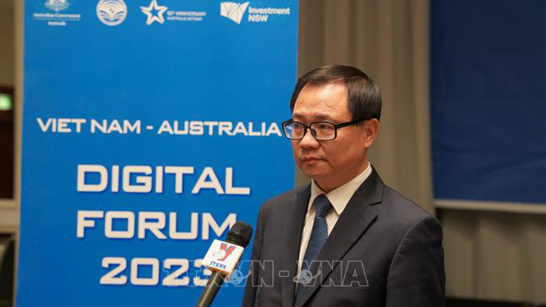 Глава Департамента международного сотрудничества при Министерстве информации и коммуникаций Чиеу Минь Лонг дает интервью корреспонденту ВИА. Фото: ВИА Глава Департамента международного сотрудничества при Министерстве информации и коммуникаций Чиеу Минь Лонг дает интервью корреспонденту ВИА. Фото: ВИА