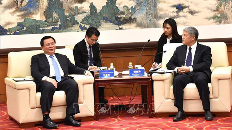 Товарищ Нгуен Суан Тханг работает с заместителем директора Центральной партийной школы Китая Се Чуньтао. Фото: ВИА Товарищ Нгуен Суан Тханг работает с заместителем директора Центральной партийной школы Китая Се Чуньтао. Фото: ВИА