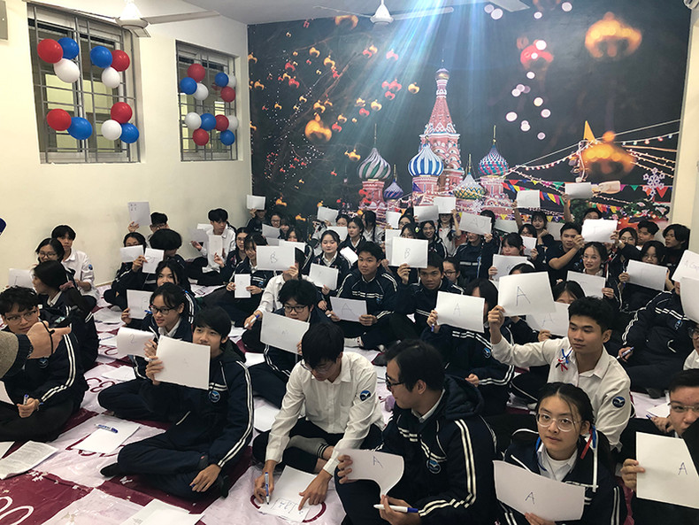 Ученики участвуют в игре «Золотой колокол». Фото: Кхань Ли Ученики участвуют в игре «Золотой колокол». Фото: Кхань Ли