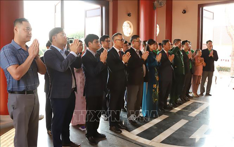 Посол Вьетнама в Лаосе и делегация воскуряют благовония в мемориальном комплексе Президента Хо Ши Мина в деревне Сиенгванг уезда Нонгбок провинции Кхаммуан. Фото: ВИА Посол Вьетнама в Лаосе и делегация воскуряют благовония в мемориальном комплексе Президента Хо Ши Мина в деревне Сиенгванг уезда Нонгбок провинции Кхаммуан. Фото: ВИА
