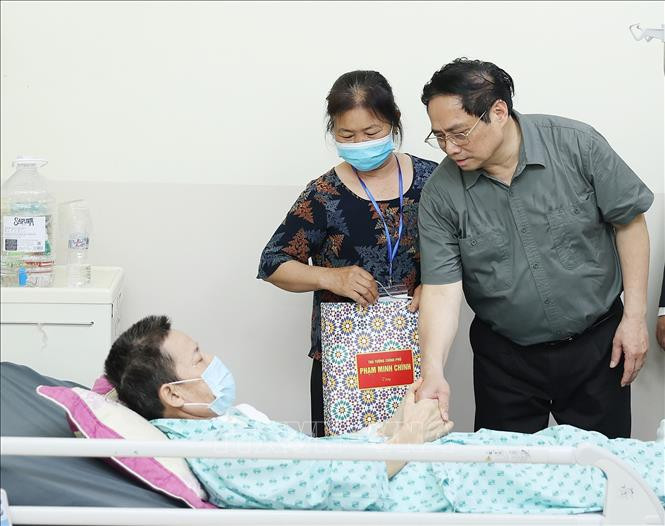 Премьер-министр Фам Минь Тьинь навещает пациентов онкологической больницы г. Хошимина (2-й филиал). Фото: ВИА Премьер-министр Фам Минь Тьинь навещает пациентов онкологической больницы г. Хошимина (2-й филиал). Фото: ВИА