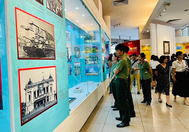 Уголок выставки «Победа в битве при Дьенбьенфу – Бессмертная эпопея». Уголок выставки «Победа в битве при Дьенбьенфу – Бессмертная эпопея».