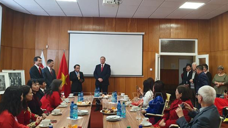 Церемония празднования 133-летия со дня рождения Президента Хо Ши Мина в мэрии городка Хорн-Салиби. Фото: ВИА Церемония празднования 133-летия со дня рождения Президента Хо Ши Мина в мэрии городка Хорн-Салиби. Фото: ВИА